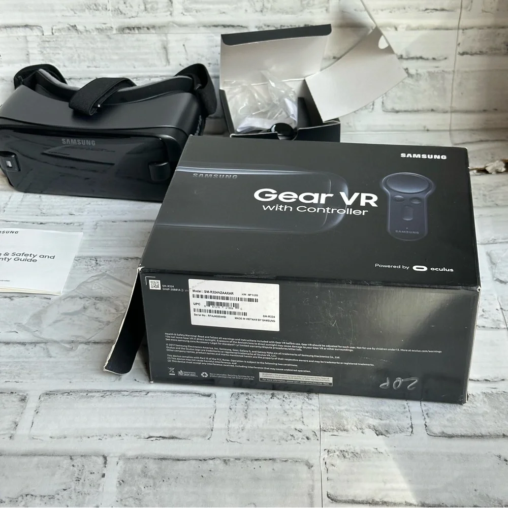 Samsung Gear VR with Controller - Black